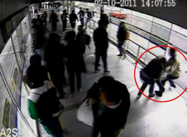 Probabil nu va mai fura in veci, dupa ce a patit. Miracol, filmat de o camera de supraveghere. VIDEO