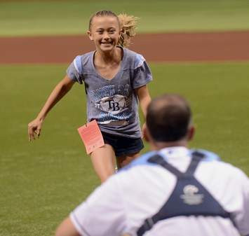 O fata de 9 ani a avut parte de cea ma frumoasa surpriza din viata ei, la un meci de baseball. VIDEO