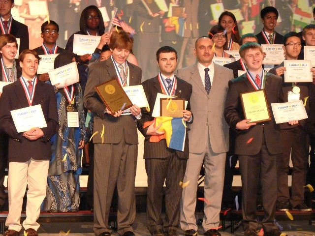 Masina low-cost fara sofer. Modelul unui roman de 19 ani a fost premiat cu 75.000 dolari in SUA