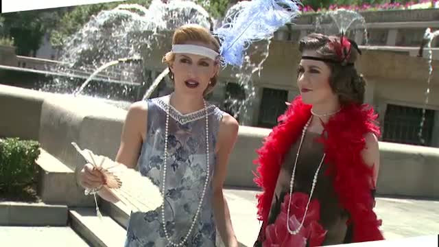 Doua tinere, cu tinute care te trimit cu 100 de ani inapoi in timp, la plimbare pe Calea Victoriei