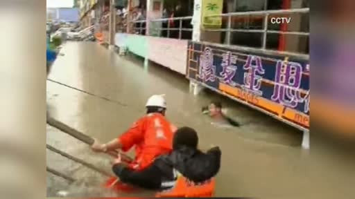 Un chinez, salvat dupa ce a stat 9 ore in mijlocul apelor. Imagini de la operatiunea autoritatilor