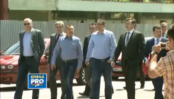 VIDEO. Momentul in care Andreea Lambru cade langa liderii USL. Ponta: