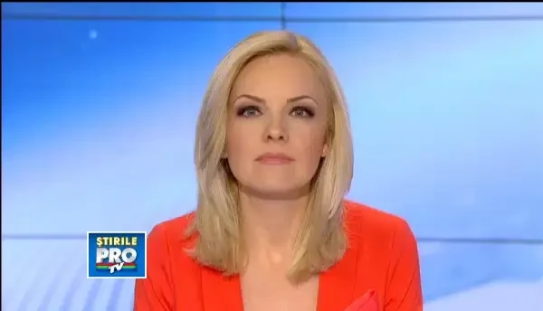 Doua tinere, cu tinute care te trimit cu 100 de ani inapoi in timp, la plimbare pe Calea Victoriei