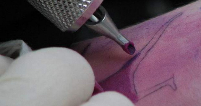 A fost asaltat de politisti, inarmati pana in dinti, dupa ce si-a aratat tatuajul. Imaginea de pe abdomenul barbatului