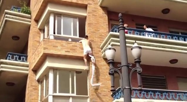 VIDEO. Momentul in care un barbat in lenjerie intima fuge pe geam, in timp ce un cuplu se cearta