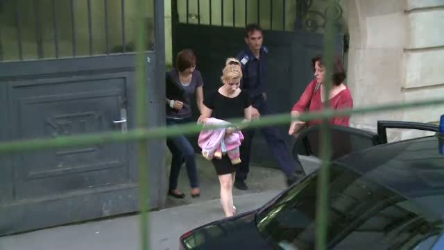 Procuroarea care ar fi primit mita o plasa de mancare, arestata pentru 29 de zile. Cat castiga lunar