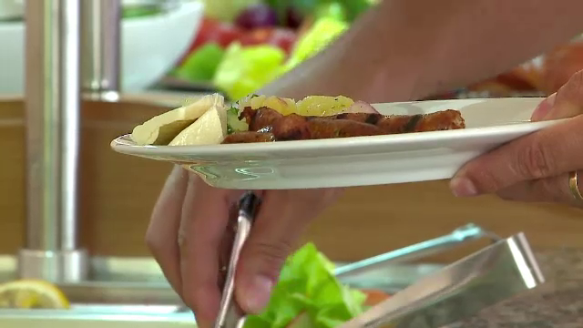 Ce isi mai pun romanii in farfurie pe litoral. Ofertele all-inclusive, tot mai populare si la noi