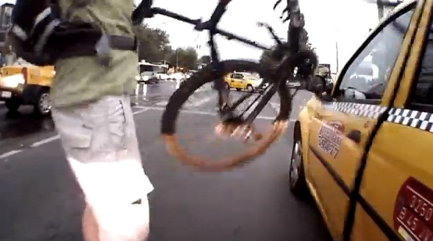 VIDEO. Cea mai neobisnuita cearta in trafic. Cum se razbuna un biciclist pe un taximetrist