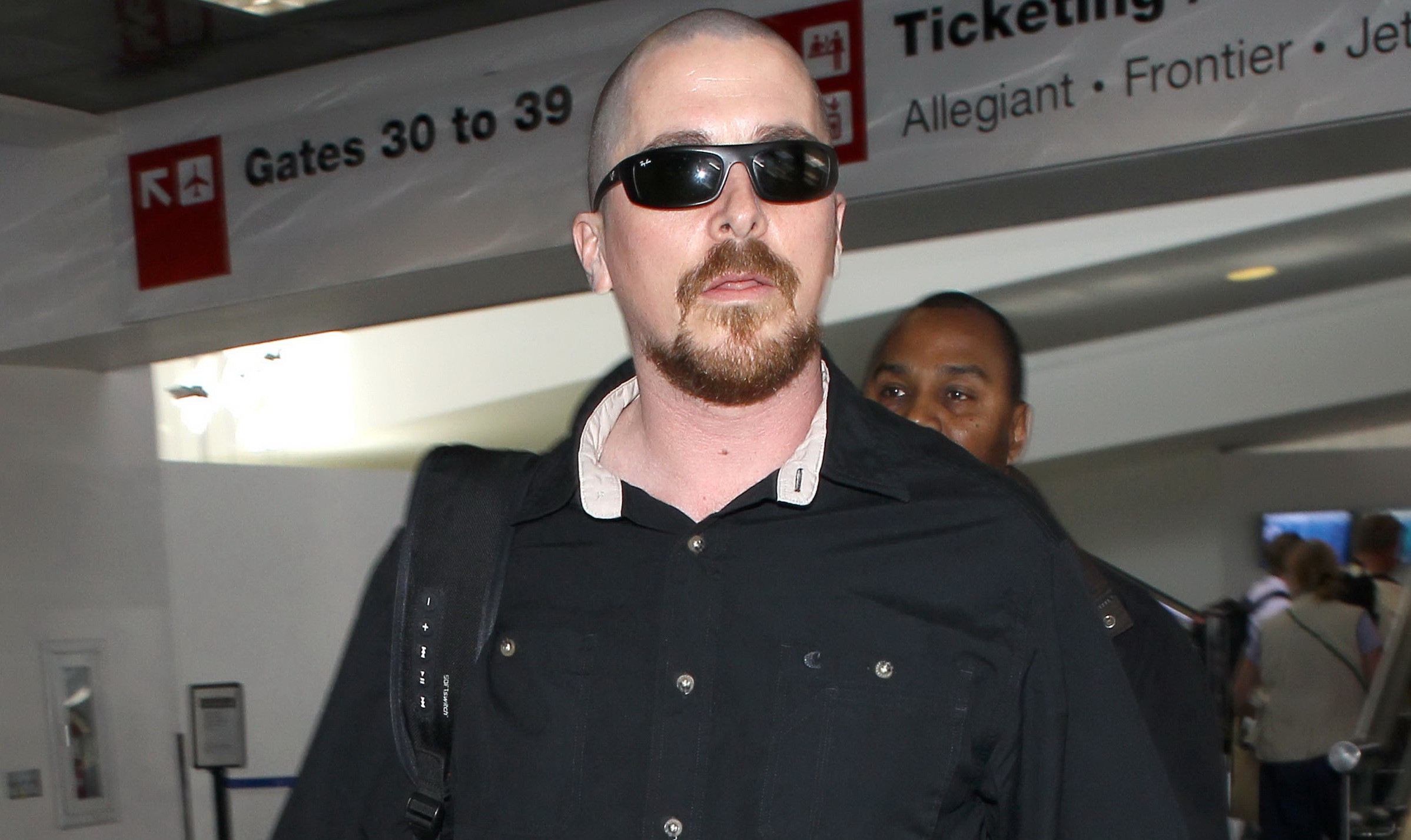 Sotia sa aproape nu l-a recunoscut: Christian Bale s-a ras in cap si s-a ingrasat enorm