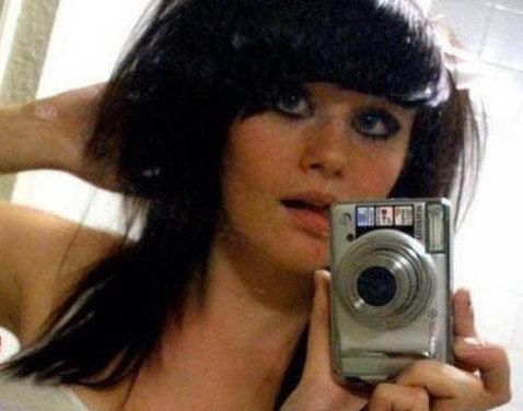 "A vrut sa para mai frumoasa, dar este doar proasta". Eroarea scapata in fotografia pusa pe internet