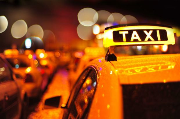 O grupare de taximetristi "pirat" a fost eliminata de politie. O cursa aeroport-hotel, 230 de euro