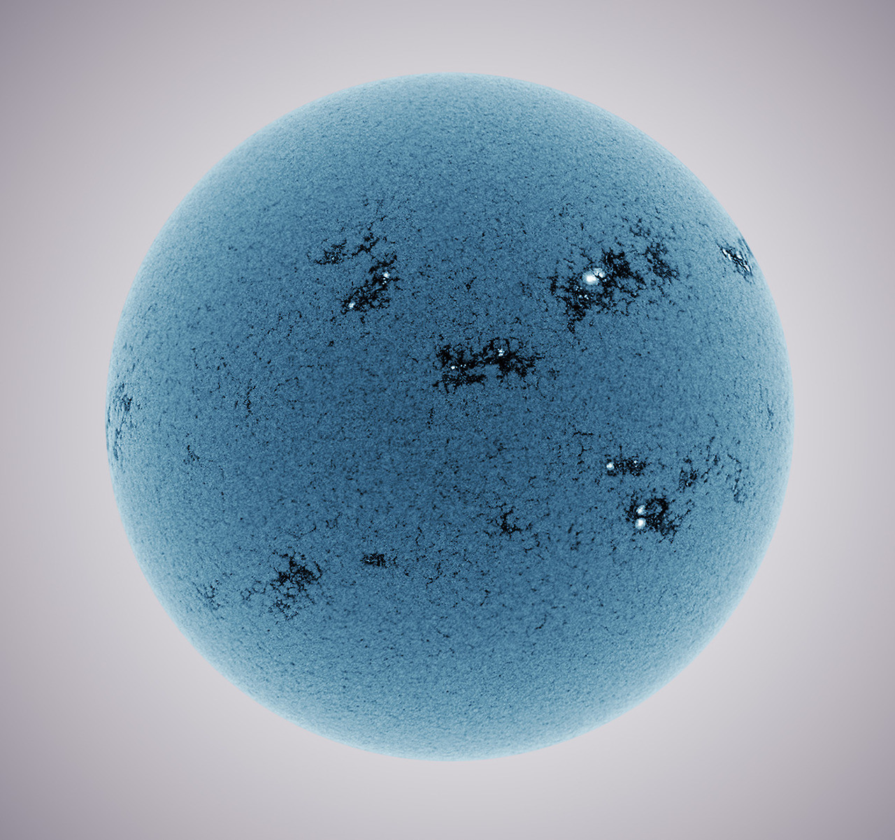 NASA a surprins prima imagine cu Soarele Albastru: o perspectiva detaliata a cromosferei solare