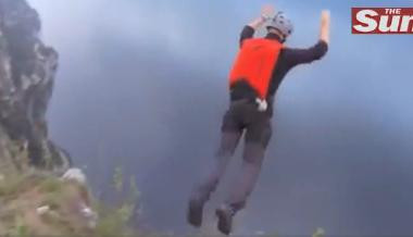 VIDEO. Imagini tulburatoare, filmate de acest parasutist. Ce se intampla dupa ce sare