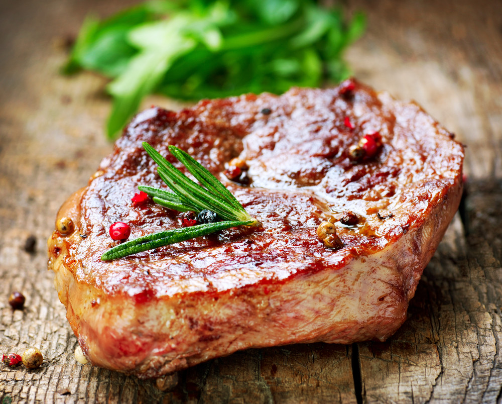 Excesul de carne dauneaza sanatatii, insa nu e indicata nici scoaterea ei din alimentatie. Ce recomanda medicii