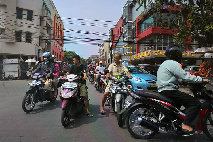 N-ai mai vazut asa ceva! Asta e cel mai PROST scuterist din lume! Finalul e demential! VIDEO