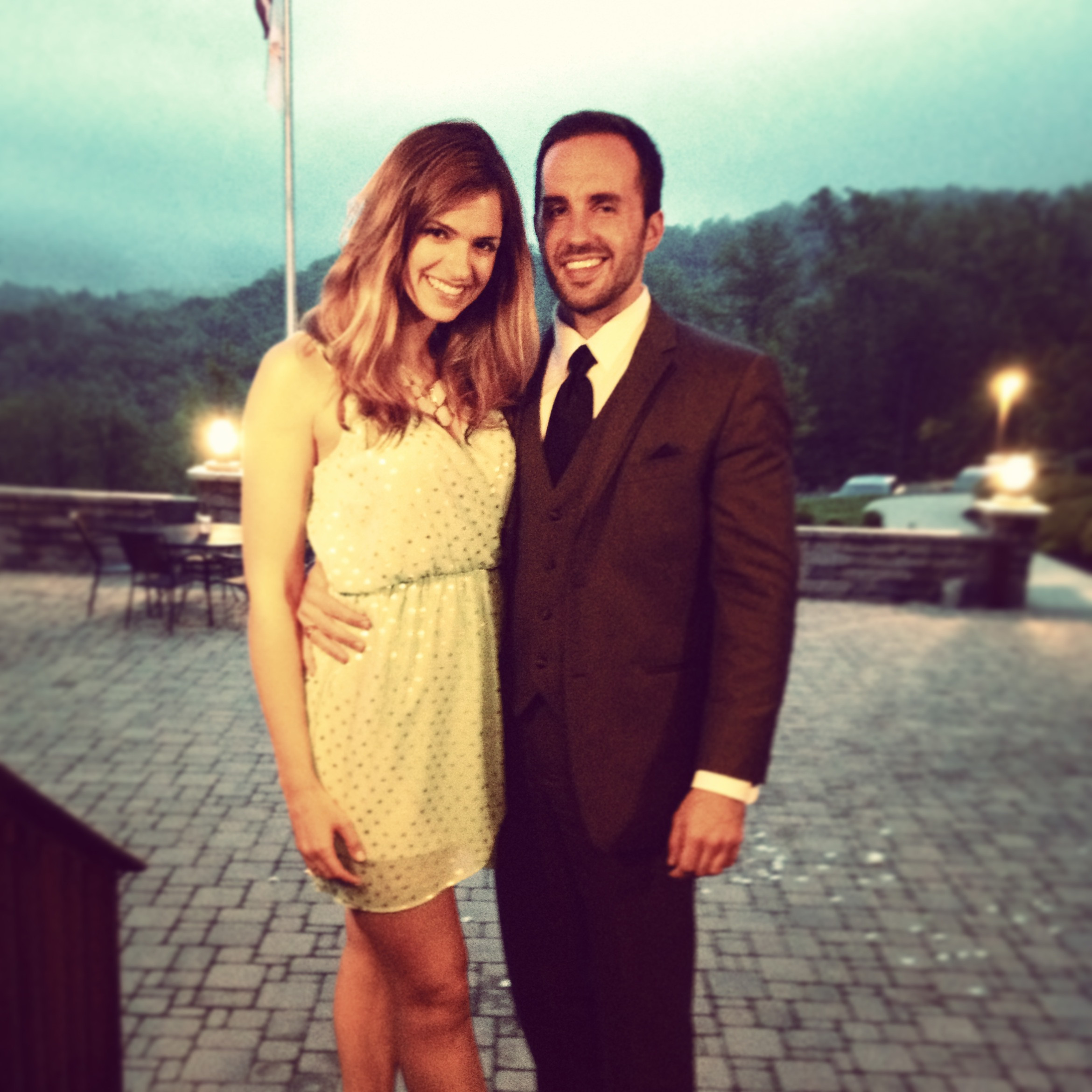 Isi cauta online o partenera, pentru nunta prietenului. Nu se astepta sa-i raspunda chiar EA