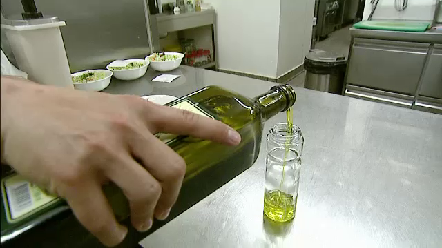 Decizia CE care ii afecteaza pe patronii de restaurante. Cum va fi servit uleiul de masline din 2014