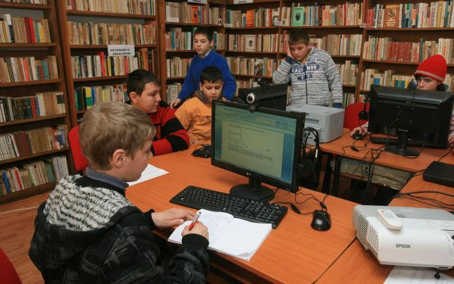 Manualele digitale vor fi introduse din 2014. Elevii au renuntat insa demult la cartile tiparite
