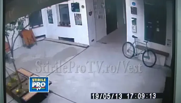 Cum se fura o bicicleta in 20 de secunde. Operatiunea a fost surprinsa de o camera de supraveghere