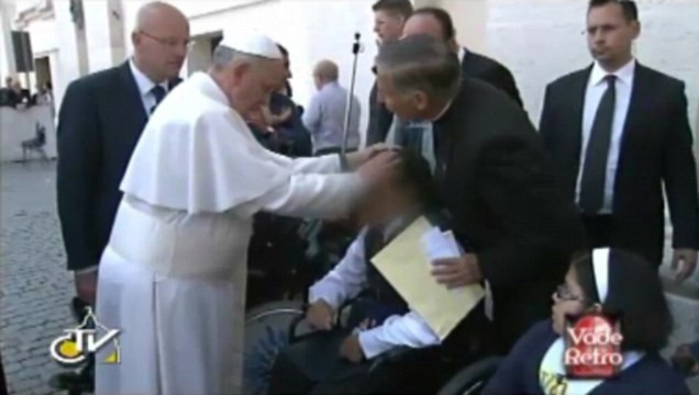 Imaginile care i-au facut pe italieni sa creada ca Papa Francisc face o sedinta de exorcizare