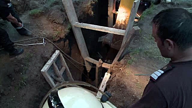 Pompierii aradeni care au ajutat la scoaterea muncitorului ingropat de pamant, inaintati in grad