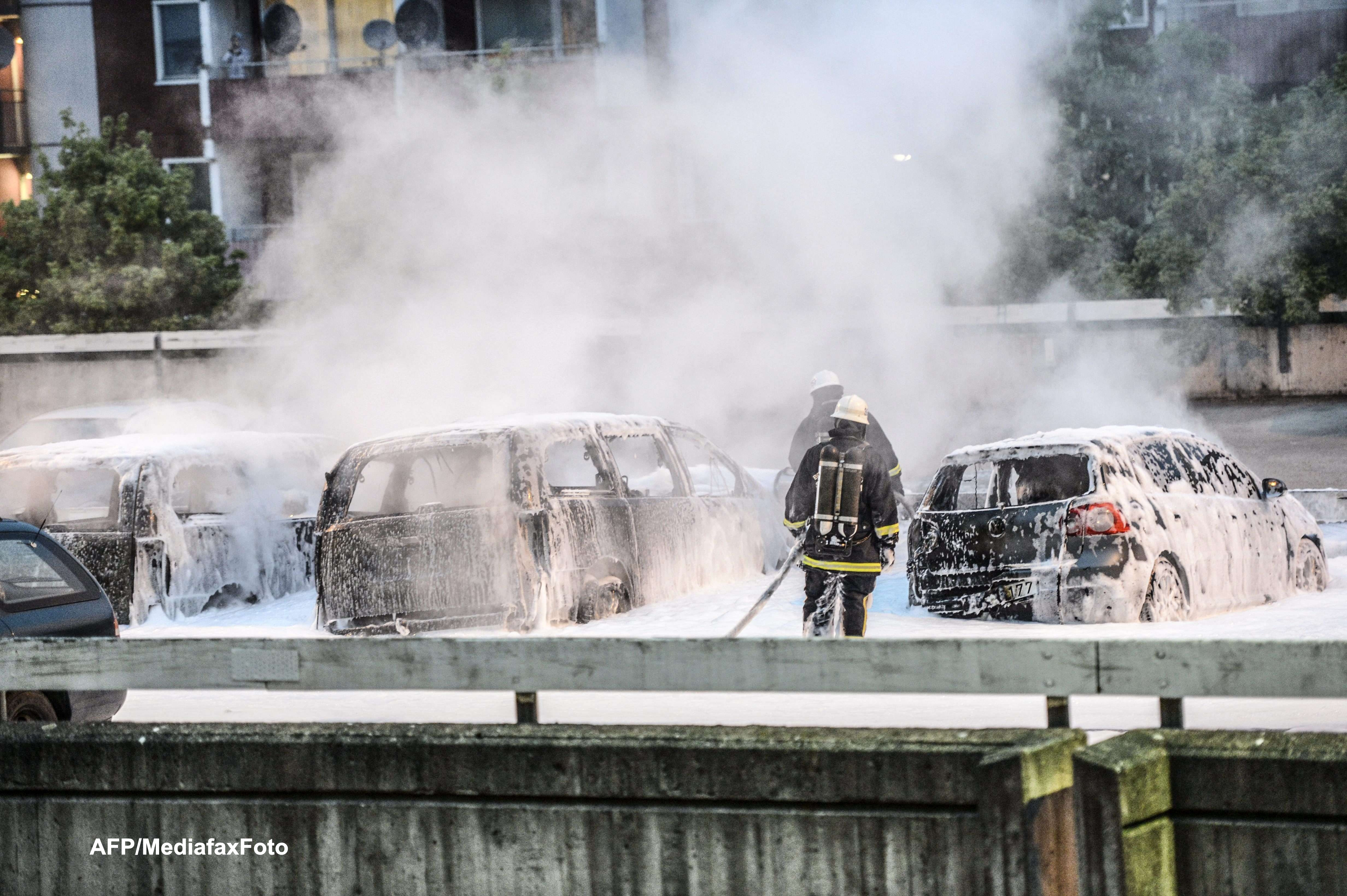 Stockholm, sub imperiul violentei. Sute de tineri imigranti incendiaza masini si se bat cu politia
