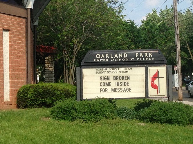 Semnul surprinzator descoperit de cativa americani in fata unei biserici