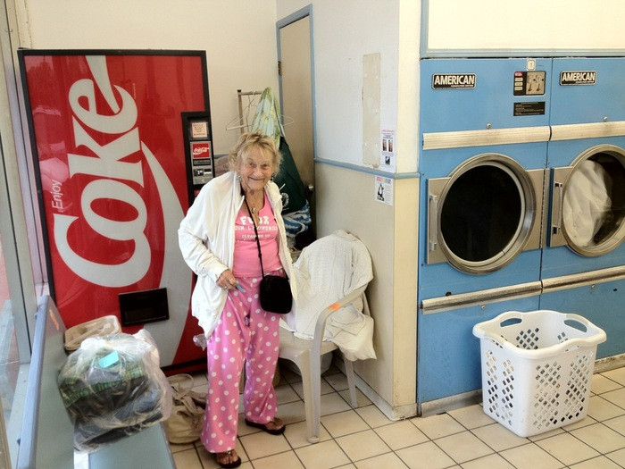 Zach Galifianakis a salvat o femeie a strazii si i-a cumparat un apartament