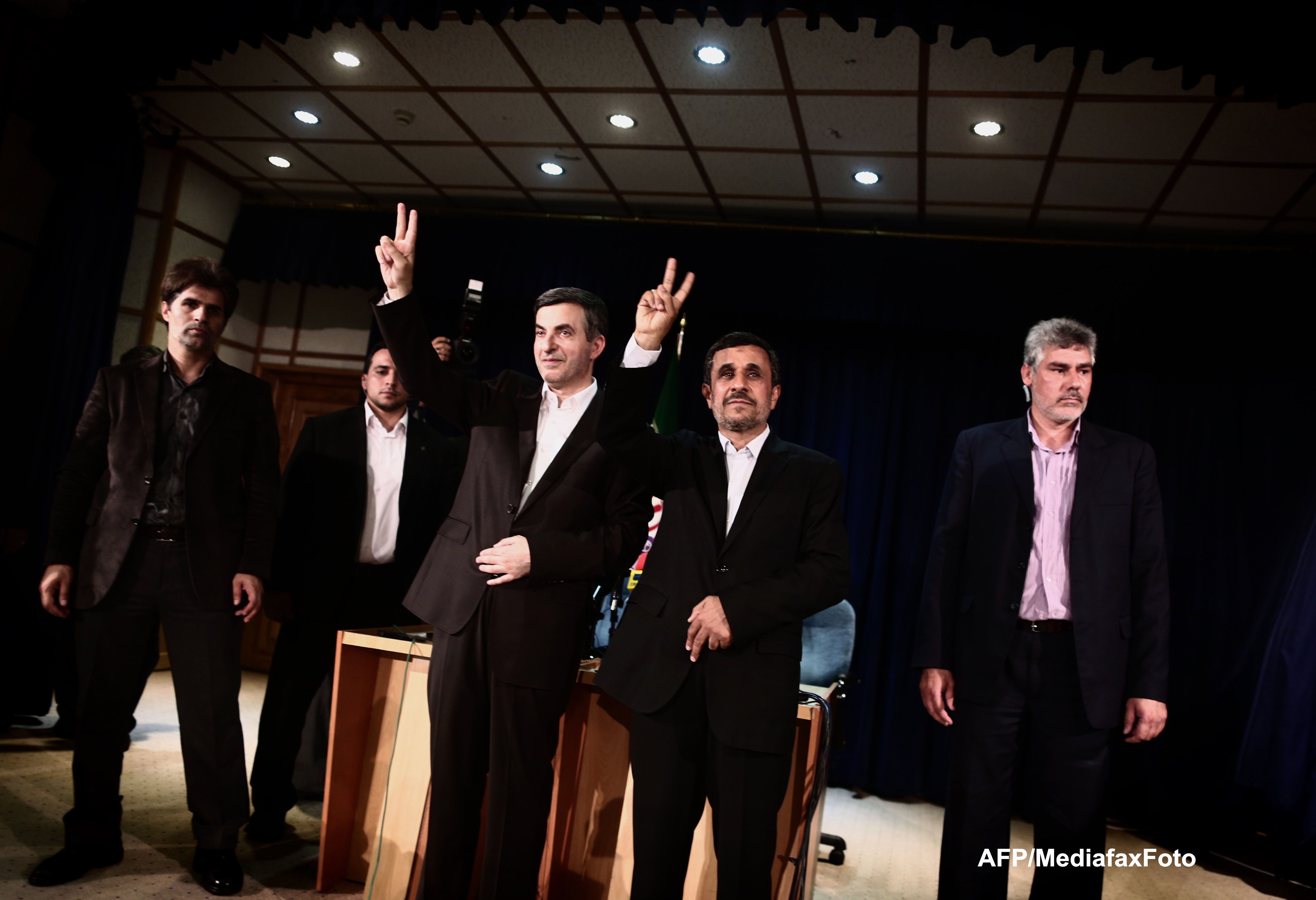 Lovitura pentru Mahmoud Ahmadinejad la alegerile prezidentiale. Protejatul sau, exclus din cursa