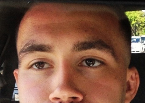 Imaginea care a ajuns viral pe internet. De ce chipul acestui tanar e pe sute de site-uri. FOTO