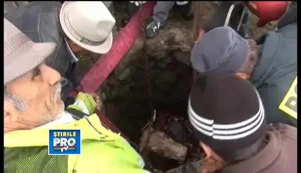 Pompierii din Bistrita-Nasaud au salvat o vaca prabusita intr-un put adanc de 6 metri