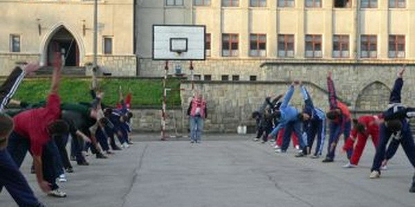 Profesor de sport din Calarasi anchetat pentru hartuire. "A pipait-o si i-a spus ca o iubeste"