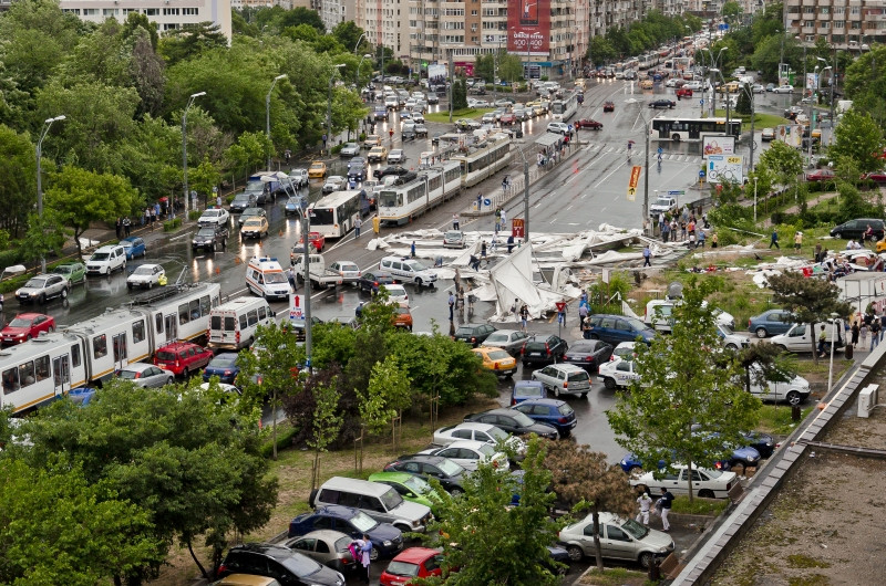 Furtuna din Capitala in imagini. Doi raniti dupa ce un cort a fost daramat de vijelie. VIDEO
