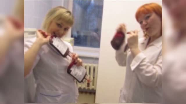 Cu pungi de sange in mana si prefacandu-se ca resusciteaza pacienti. Pozele unor asistente rusoaice
