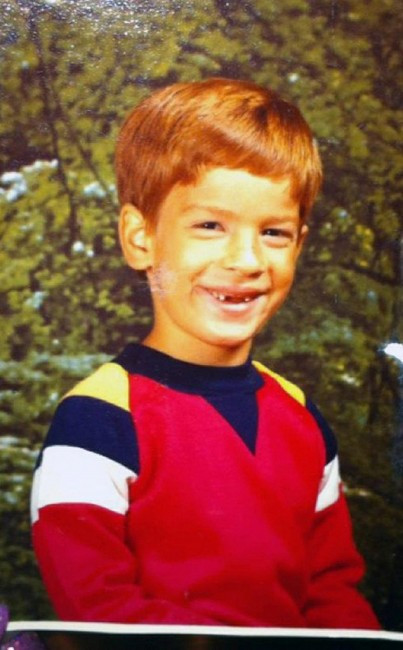 "Mama a vrut sa ma fac doctor, dar eu visam sa devin asistenta". Cum arata acum baiatul din imagine