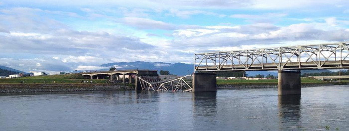 Un pod s-a prabusit in Washington. Trei persoane au fost salvate, nu exista morti