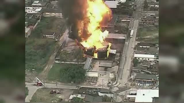 Un depozit de combustibil din Rio de Janeiro, cuprins de flacari. O persoana a murit