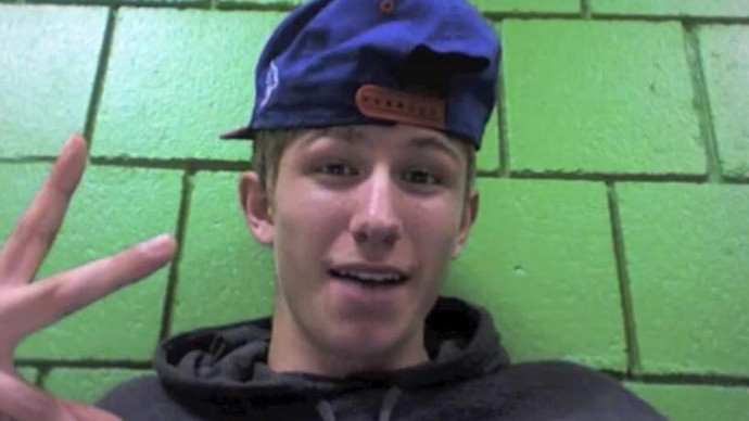 A publicat cateva texte pe Facebook, iar acum risca 20 de ani de inchisoare. Ce a scris tanarul