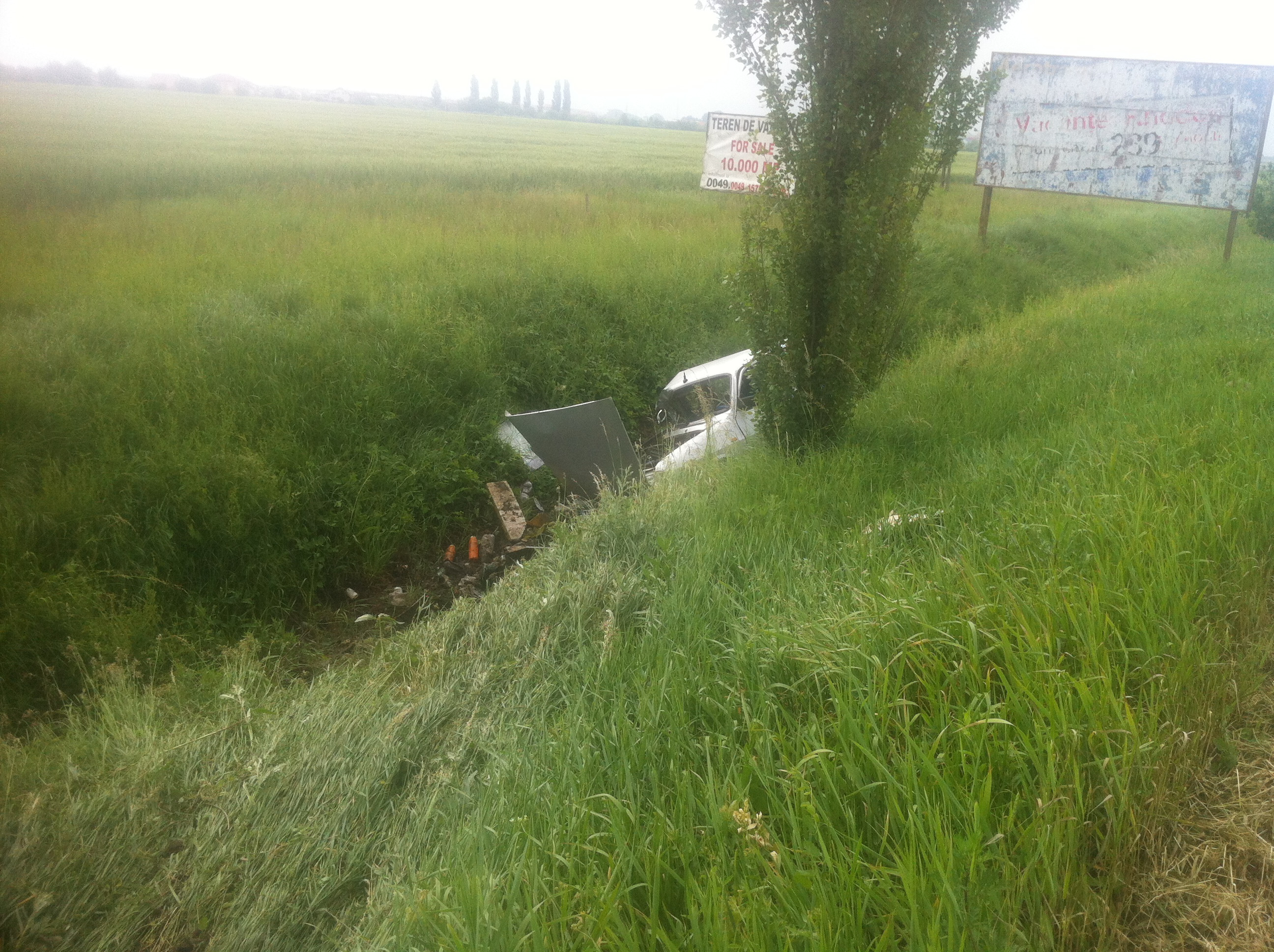 Accident la iesirea din Timisoara. Doua masini au ajuns in santul de la marginea drumului