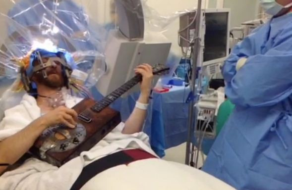 Prima operatie pe creier a unui pacient constient, transmisa live pe Vine si Twitter