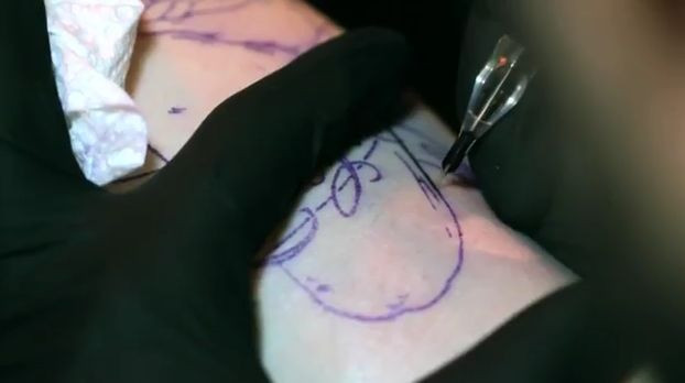 Ce si-a tatuat un barbat pe brat. "Cand ma uit la el, mi se face foame". VIDEO