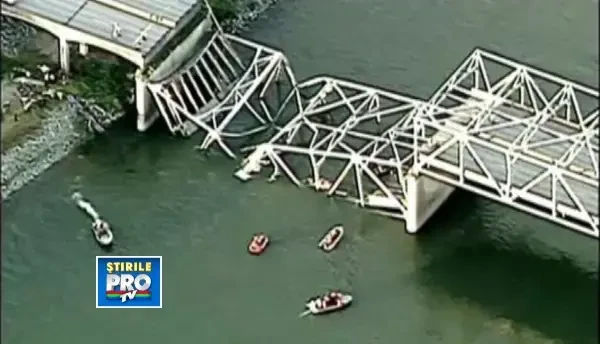 Un pod s-a prabusit in Washington. CNN: Trei persoane au fost salvate, nu exista morti