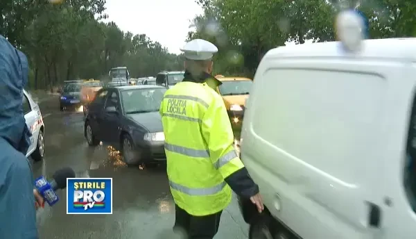 VIDEO. Explicatia acestui politist, care a dirijat descult traficul in intersectie