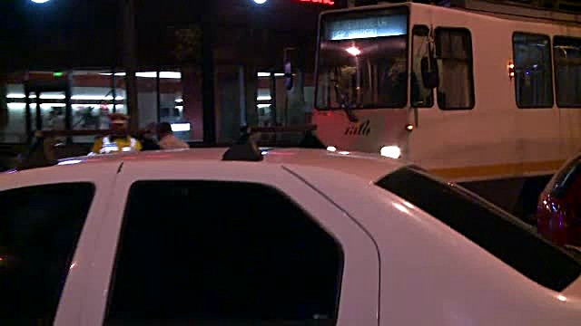 Imaginea nesimtirii. Un sofer a blocat 11 tramvaie pentru ca a parcat gresit