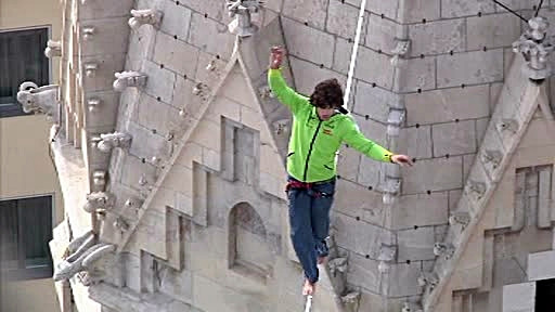 Primul om din lume care a mers pe o sarma intinsa intre doua turnuri ale catedralei Sfantul Stefan