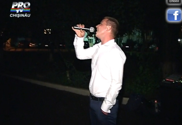 Surpriza neplacuta pentru un tanar care a vrut sa-si ceara iubita in casatorie cu o serenada. VIDEO
