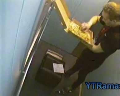 Gest inexplicabil al unui tanar care livra pizza. A fost filmat de camera de supraveghere din lift