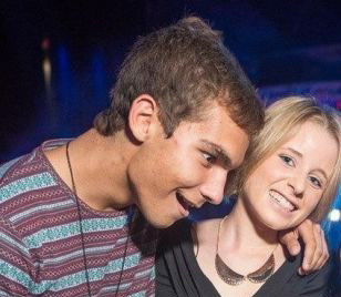 Fotografia de care rade tot internetul. "A doua zi m-am despartit de el". La ce se uita tanarul