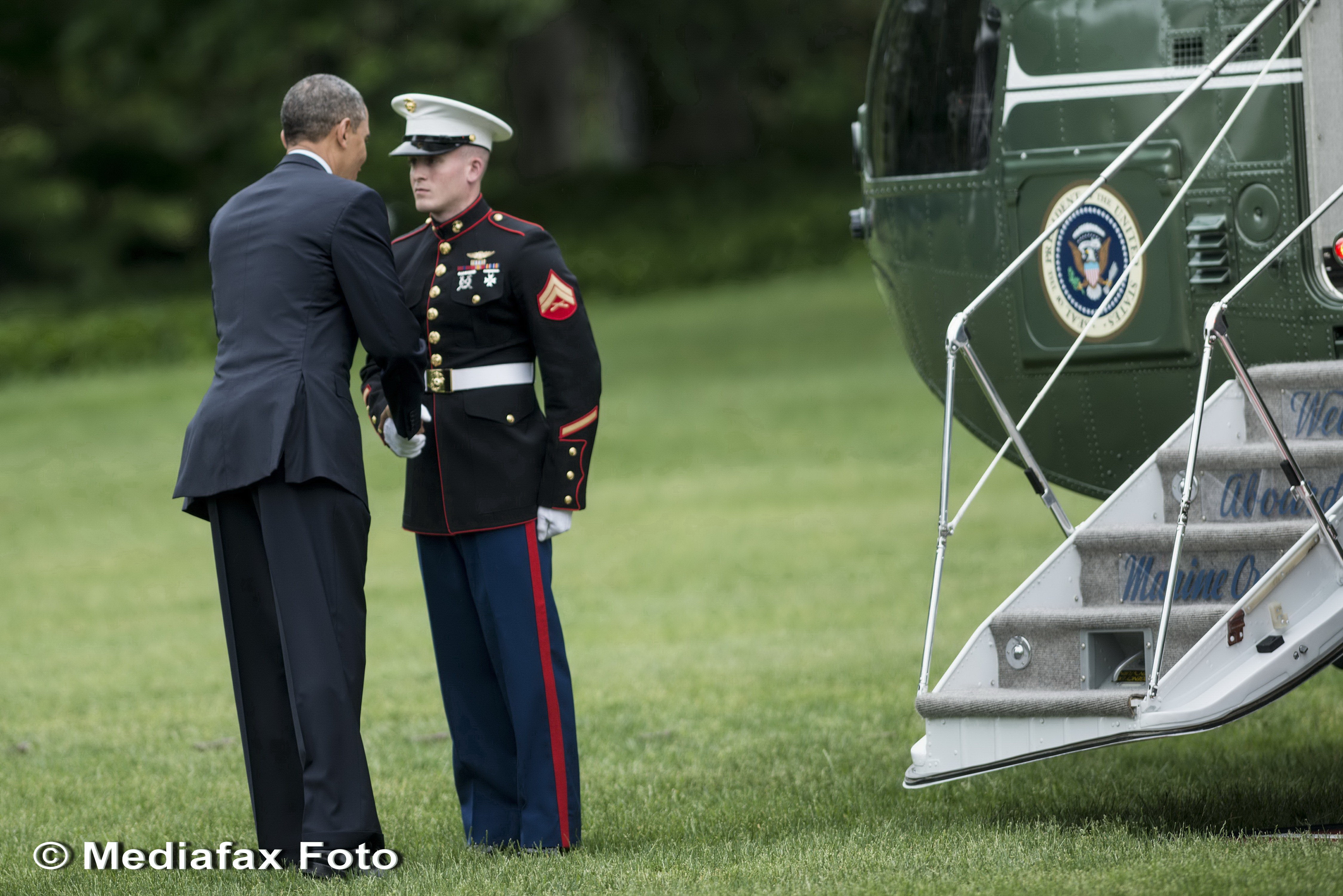 Barack Obama a oferit un moment jenant la salutul unui puscas marin FOTO