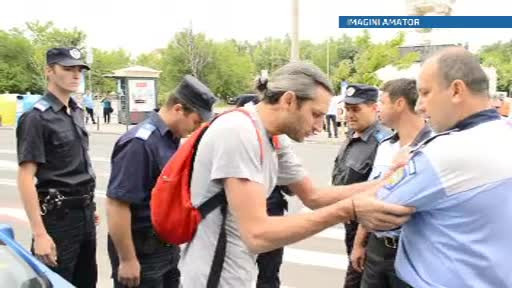Un protestatar violent i-a rupt unui politist uniforma si a vrut sa-l loveasca. VIDEO